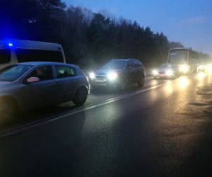 Bełchatów. Kibice GKS Bełchatów blokują drogi. 