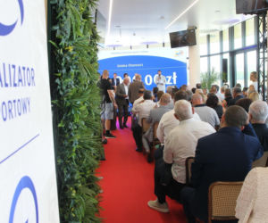Ponad 7 mln zł dla lokalnych projektów. Na Służewcu wręczono czeki laureatom programu „Sportowo Kulturalnie Lokalnie”.