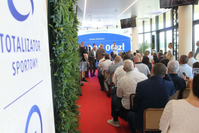 Ponad 7 mln zł dla lokalnych projektów. Na Służewcu wręczono czeki laureatom programu „Sportowo Kulturalnie Lokalnie”.