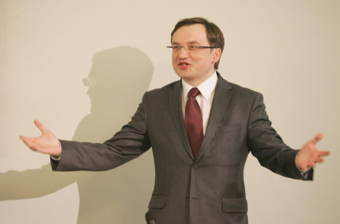 Ziobro uciekł aż do USA? Polityczna burza po doniesieniach z lotniska