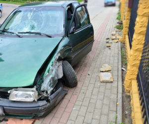 Mielec: Senior wjechał na chodnik i potrącił pieszego