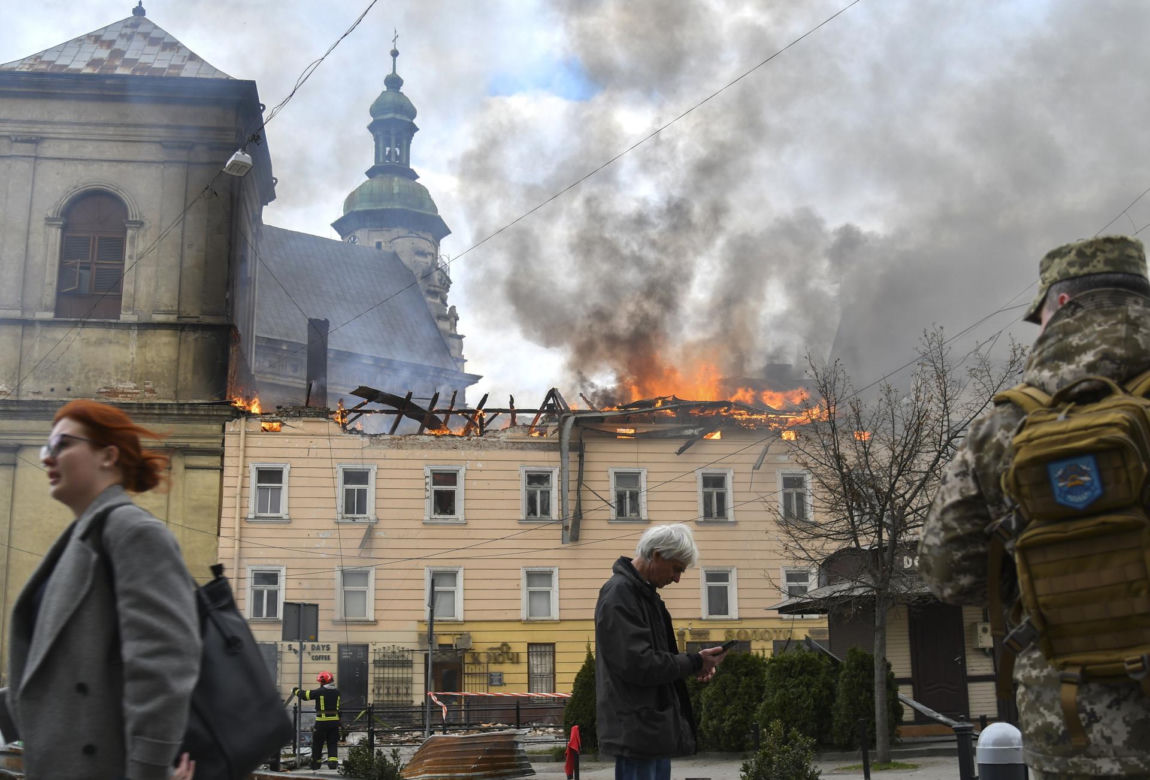 PILNE! Rosjanie zaatakowali pełne cywilów centrum Lwowa! Są nagrania