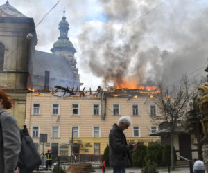 PILNE! Rosjanie zaatakowali pełne cywilów centrum Lwowa! Są nagrania