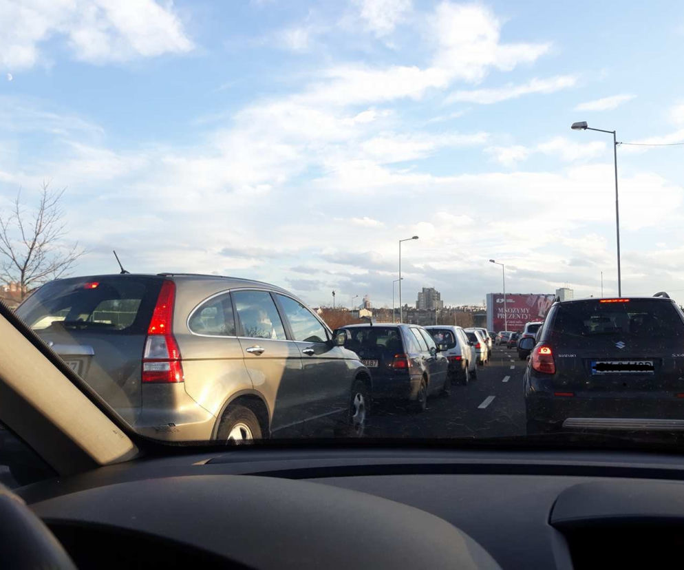 Katowice toną w korkach! Najgorzej jest przy galeriach handlowych [ZDJĘCIA]