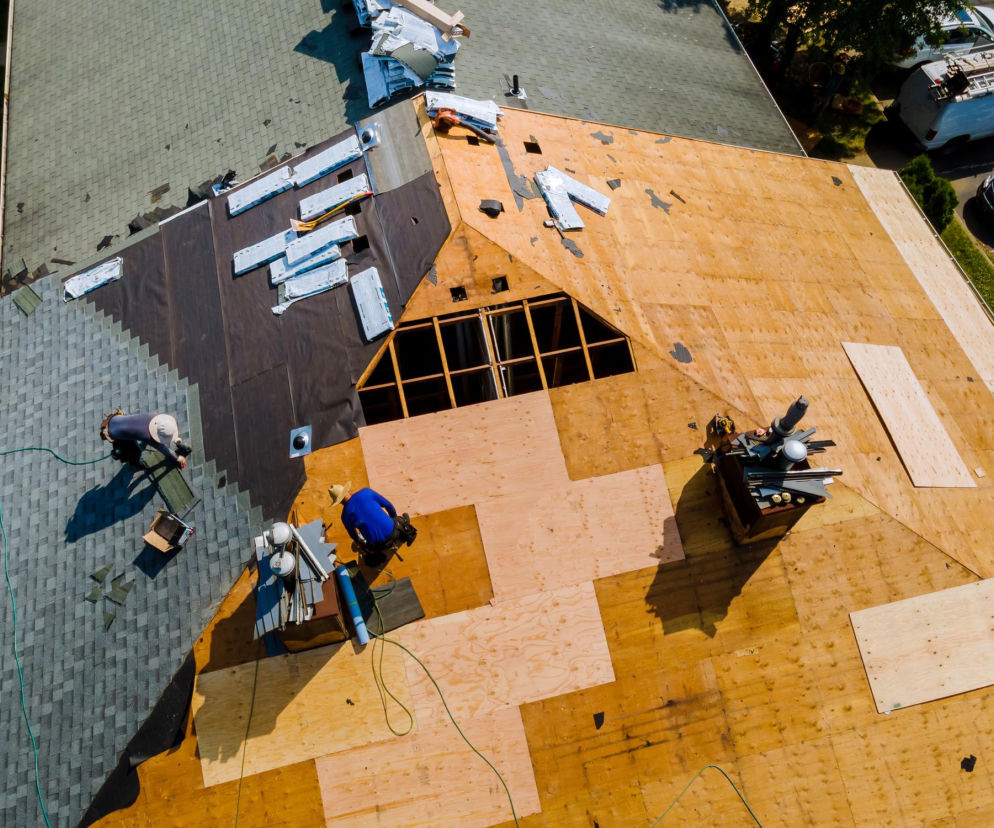 Remont dachu a prawo – kiedy zgłoszenie, a kiedy pozwolenie?