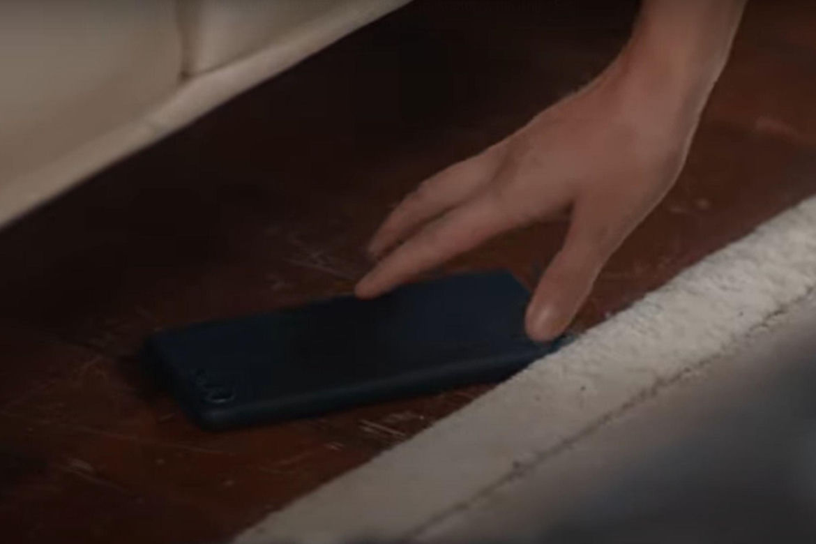 Aynur przez przypadek upuszcza telefon Nany 
