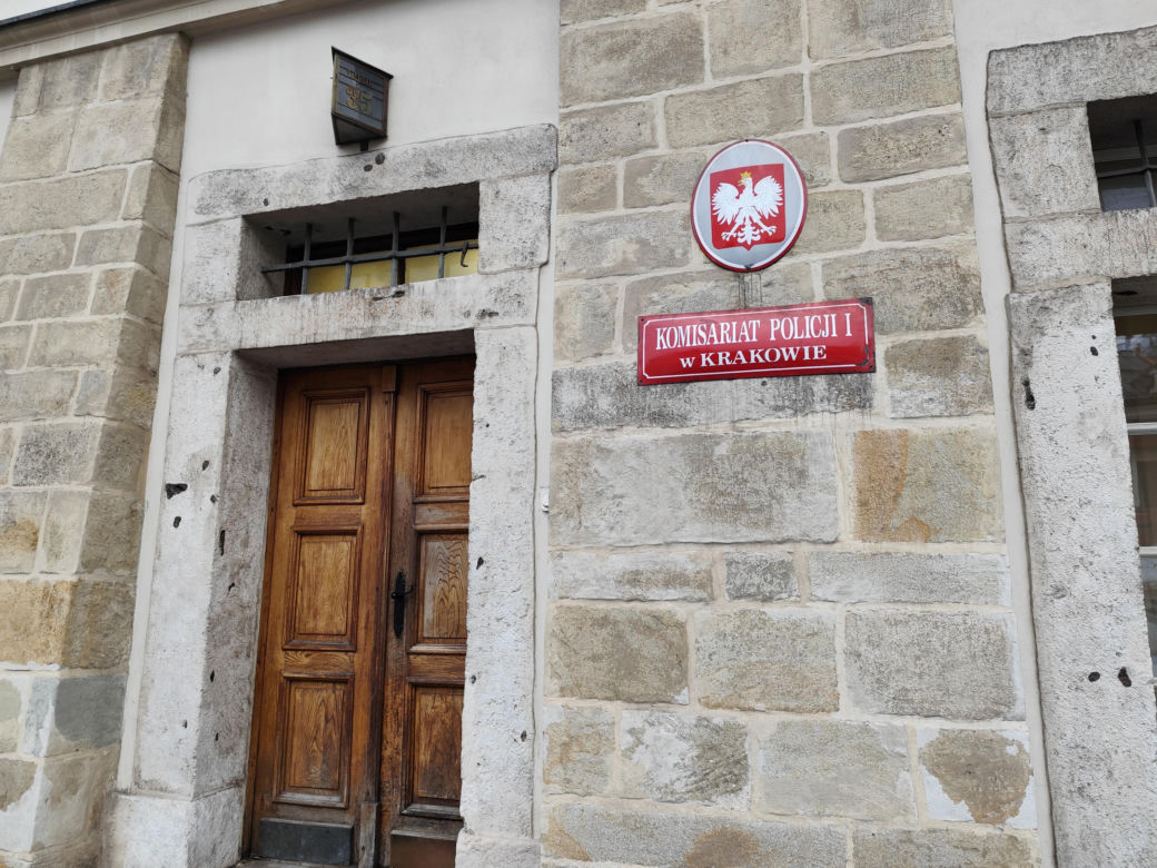 Kraków. Wyrwał policjantom broń i strzelił na komisariacie. Mężczyzna nie żyje, zginęła też jego partnerka