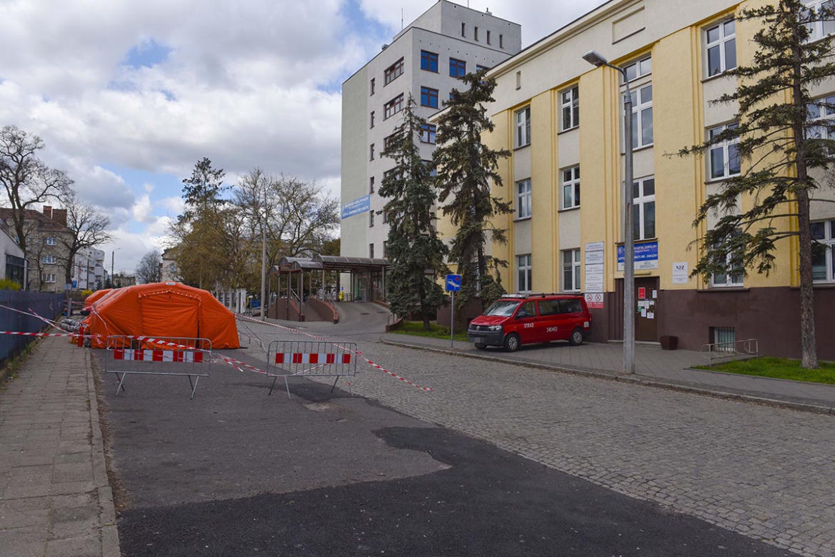 Walczyła z koronawirusem, osierociła trójkę dzieci