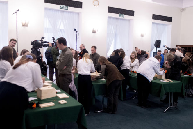 Włodzimierz Czarzasty robi budki dla ptaków Sejm/Piotr Tracz