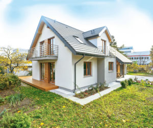 Tynki cienkowarstwowe w systemach ociepleń. Jak uniknąć brudu i glonów na elewacji? 