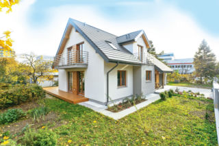 Tynki cienkowarstwowe w systemach ociepleń. Jak uniknąć brudu i glonów na elewacji? 