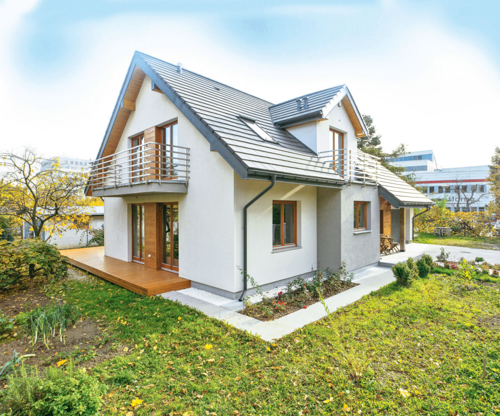 Tynki cienkowarstwowe w systemach ociepleń. Jak uniknąć brudu i glonów na elewacji? 