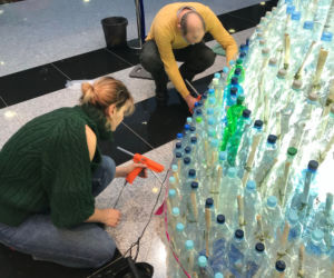 Niezwykła choinka w Olsztynie. Zbudowali ją z ponad 620 plastikowych butelek! [ZDJĘCIA]