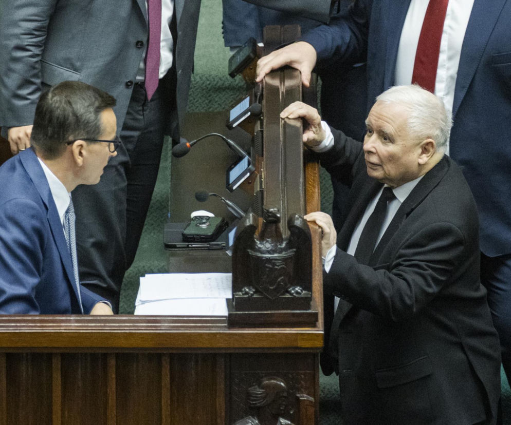 Jarosław Kaczyński rozmawia z Mateuszem Morawieckim w Sejmie. O kulisach konfliktu w PiS przeczytasz na Eska.