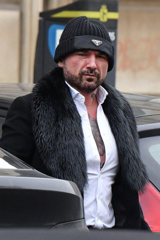 Patryk Vega w rozpiętej koszuli