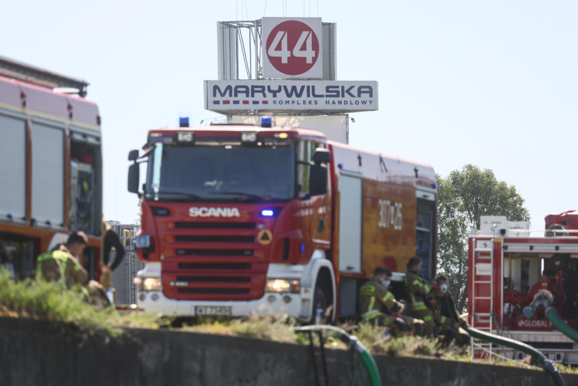 Pożar na Marywilskiej 44. Nieznana osoba z bronią wdarła się na teren centrum 