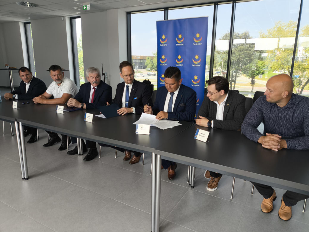 Podpisanie umowy na rozbudowę stadionu piłkarskiego w Mościcach