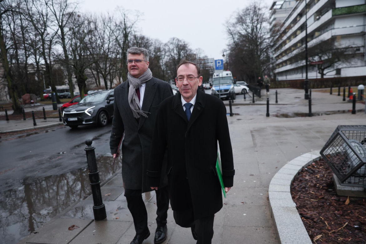 Przepychanki przed Sejmem. Wąsik i Kamiński przed zamkniętymi drzwiami 