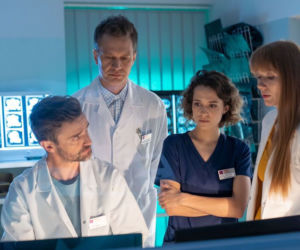 Na dobre i na złe odc. 753. Wiktoria (Katarzyna Dąbrowska), Falkowicz (Michał Żebrowski), Paweł (Marcin SIanko), Julka (Aleksandra Hamkało)