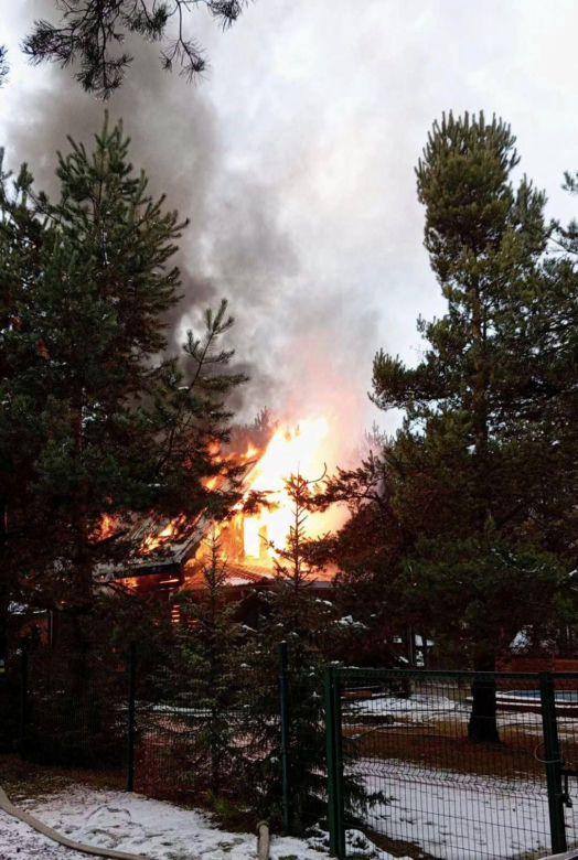 Ogromny pożar domku letniskowego w Koskowicach. Budynek spłonął doszczętnie 