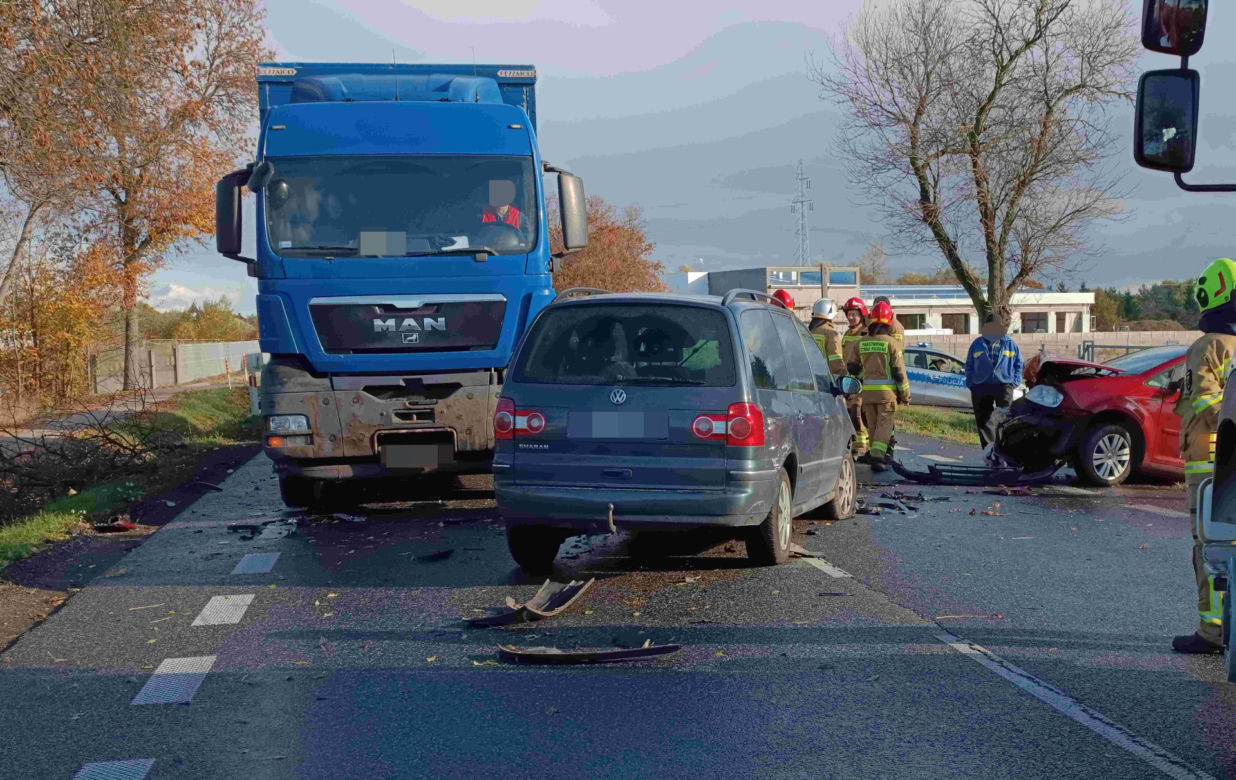 Koszmarny wypadek pod Siedlcami. Tir staranował dwie osobówki. Troje dzieci trafiło do szpitala!