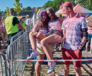 Lublin: Festiwal Kolorów 2018. Kolory Holi wystrzeliły w powietrze!