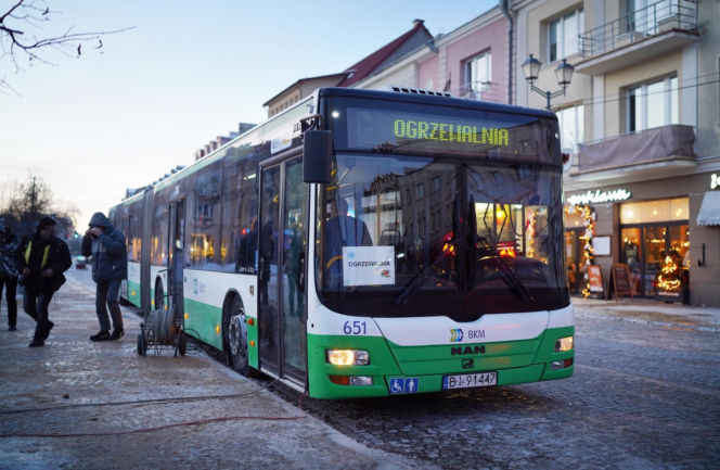 "To jest ogromna pomoc". Mobilna ogrzewalnia w Białymstoku. Można się ogrzać i napić herbaty