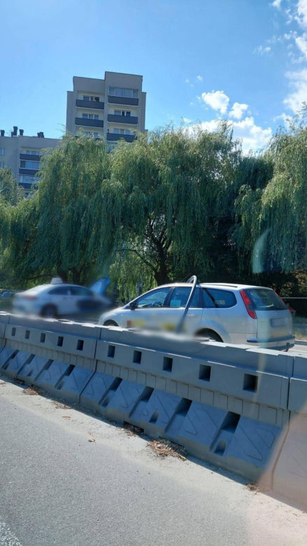 Kraków. Latarnia spadła na przejeżdżający samochód. Chwilę wcześniej doszło tam do wypadku [ZDJĘCIA]