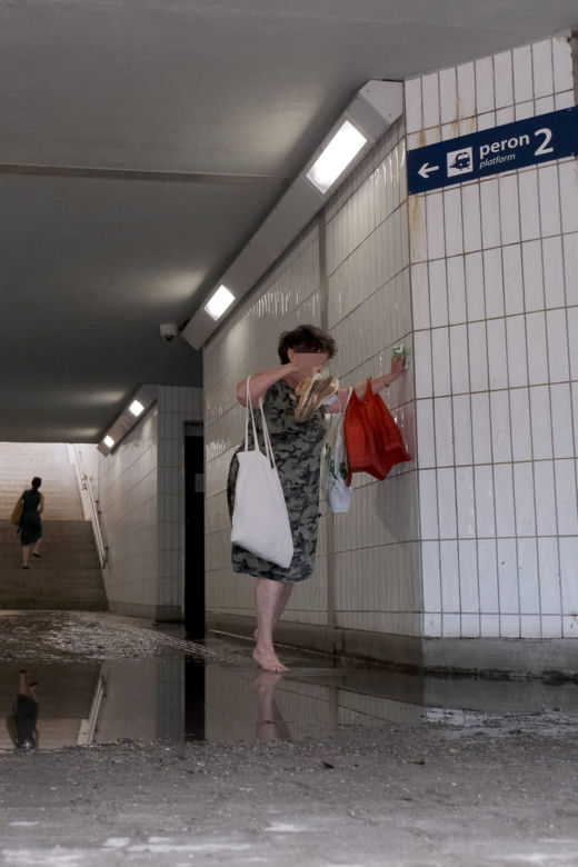 Na bosaka pędzą do pociągu. Przejście na Warszawa Ursus zalane po kostki