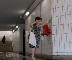 Na bosaka pędzą do pociągu. Przejście na Warszawa Ursus zalane po kostki