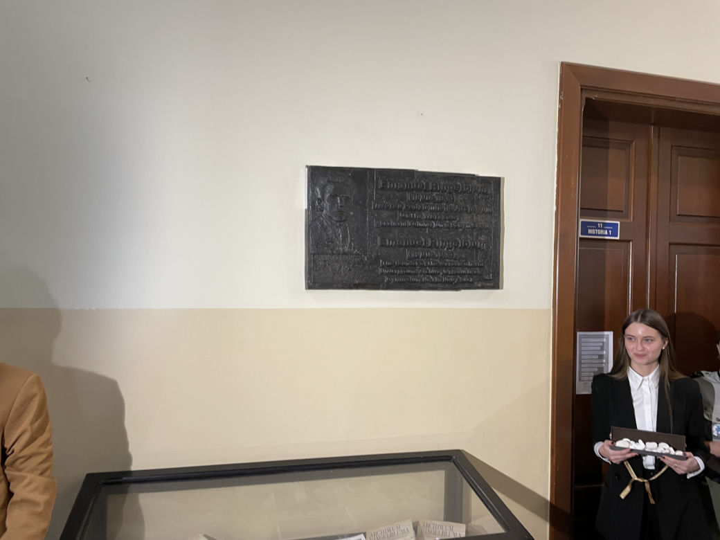 Odsłonięcie tablicy pamięci Emanuela Ringelbluma w I LO w Nowym Sączu