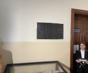 Odsłonięcie tablicy pamięci Emanuela Ringelbluma w I LO w Nowym Sączu