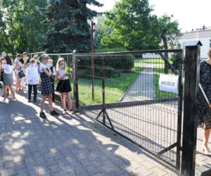 Zakończenie roku szkolnego w czasach pandemii koronawirusa w SP 26 w Toruniu