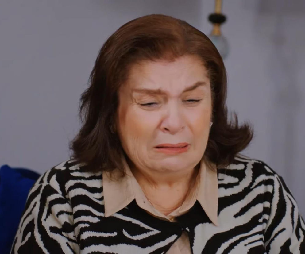 Kadr z serialu Miłość i nadzieja przedstawiający Naciye ze smutną miną, widać jej zatroskaną twarz i łzy. Artykuł na Super Seriale opisuje jej rozpacz po wyprowadzce Kuzeya w odcinku 355.