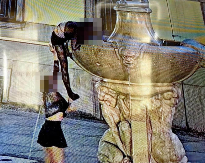 24-latka ukradła szpadę z zabytkowej fontanny. Została zatrzymana