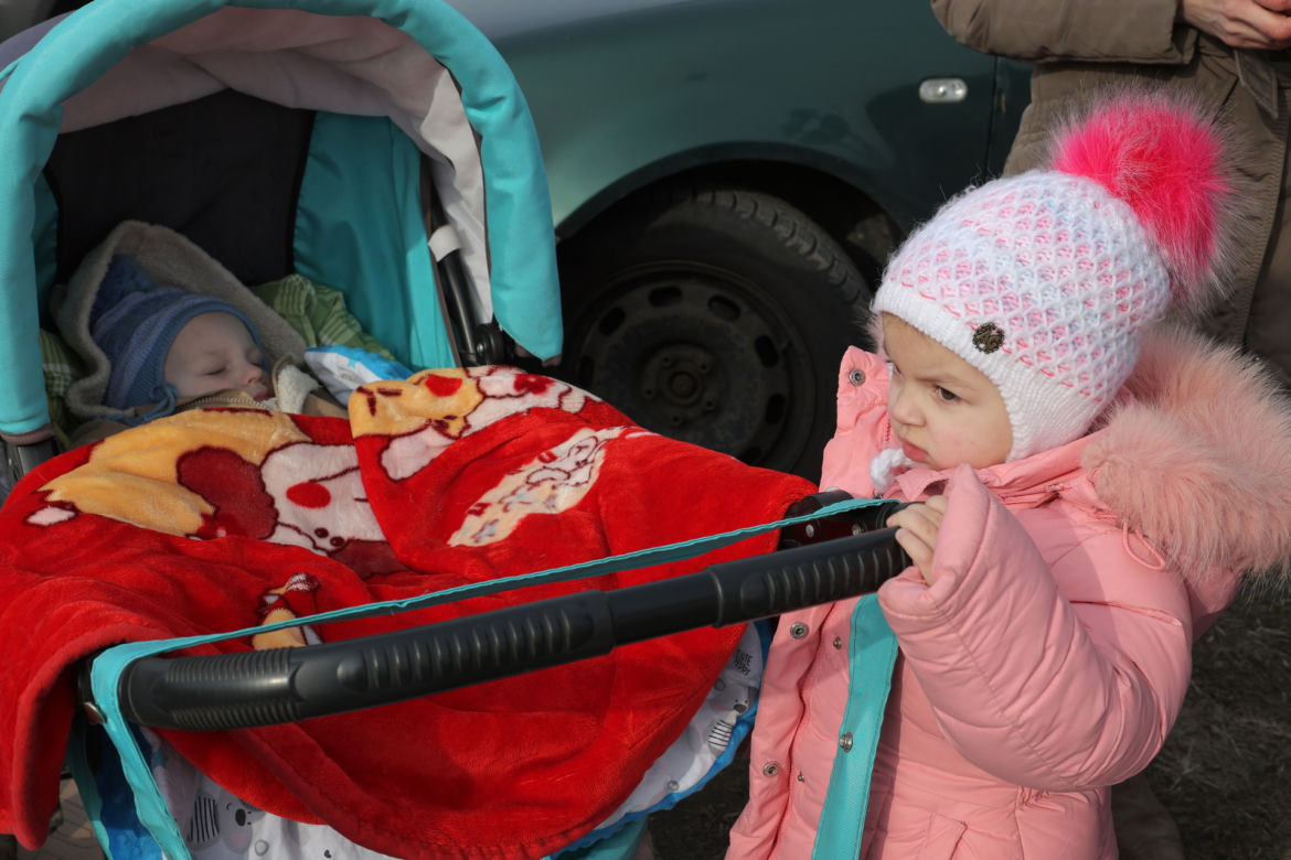 Miasteczko pomocy dla uchodźców z Ukrainy na parkingu w Przemyślu