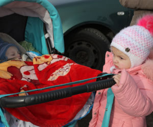 Miasteczko pomocy dla uchodźców z Ukrainy na parkingu w Przemyślu