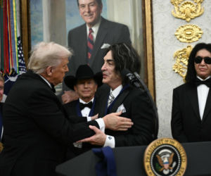Kiss przyjęli prestiżowe odznaczenie. Nagrodę muzykom zespołu wręczył Donald Trump