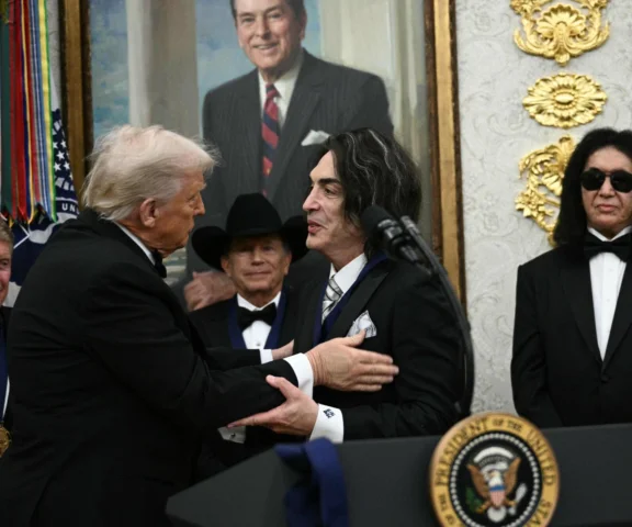 Kiss przyjęli prestiżowe odznaczenie. Nagrodę muzykom zespołu wręczył Donald Trump