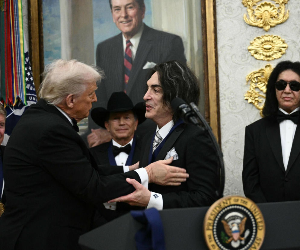 Kiss przyjęli prestiżowe odznaczenie. Nagrodę muzykom zespołu wręczył Donald Trump