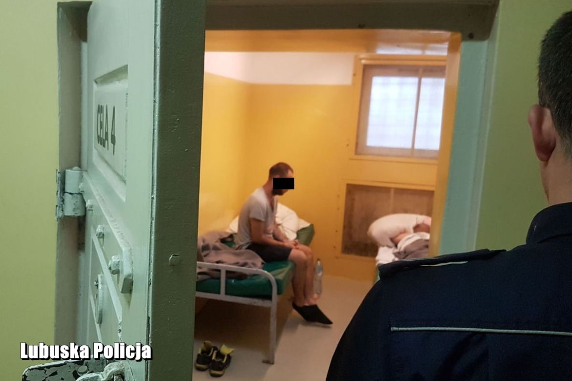 Zielona Góra: Akcja Policji na stacji paliw. Podróżujący BMW chcieli płacić "fałszywkami"