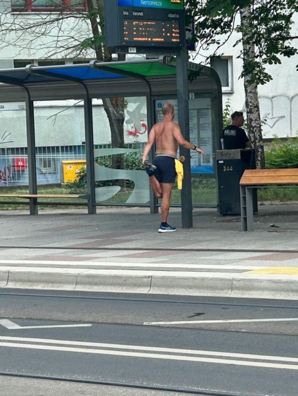 Mężczyzna bez koszulki na Niemcewicza Szczecin 
