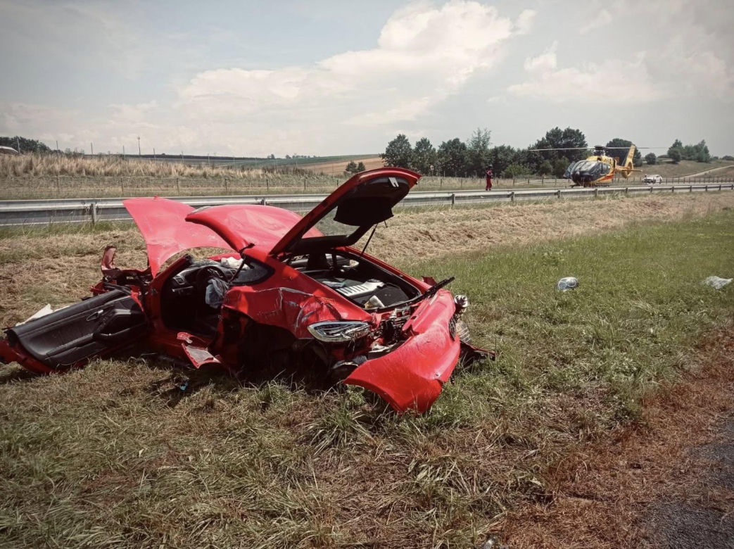 Porsche dachowało przy S19. Dwie osoby ranne