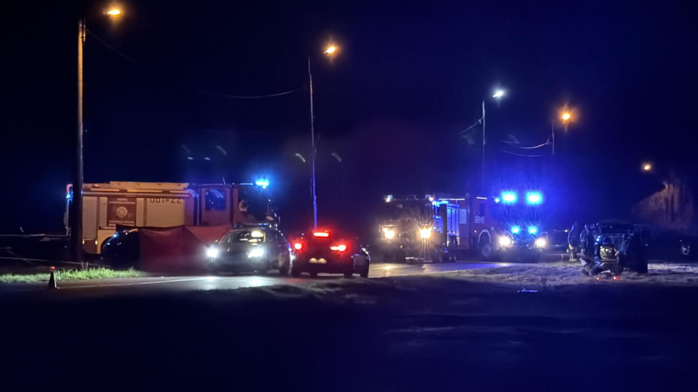 Kierowca uderzył w barierki, barierka przebiła auto i zabiła pasażera, kierowca uciekł pieszo