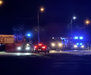 Kierowca uderzył w barierki, barierka przebiła auto i zabiła pasażera, kierowca uciekł pieszo
