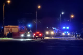 Kierowca uderzył w barierki, barierka przebiła auto i zabiła pasażera, kierowca uciekł pieszo