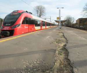 Wielkie dworce poszły do remontu za miliardy, a o małych PKP zapomniało 