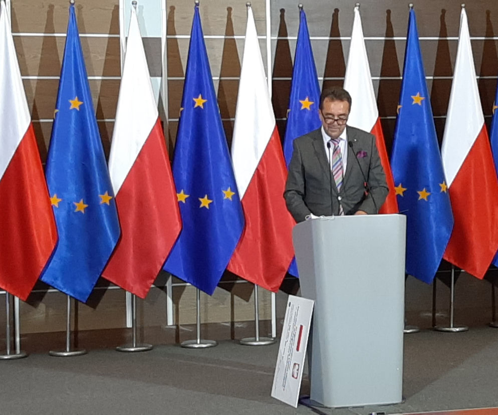 Rektor Uniwersytetu Medycznego, prof. Andrzej Tykarski podczas wręczenia czeku na budowę centrum