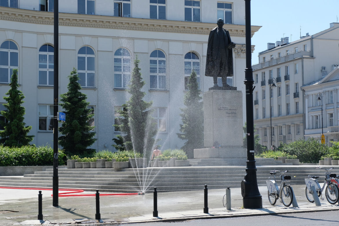 W Warszawie stanęły kurtyny wodne. Warszawiacy walczą z upałem