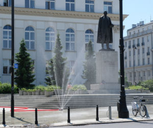 W Warszawie stanęły kurtyny wodne. Warszawiacy walczą z upałem